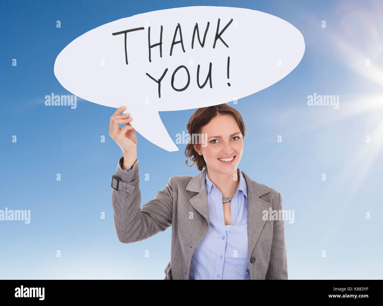 Junge glücklich Geschäftsfrau Holding Sprechblase mit vielen Dank Text Stockfoto