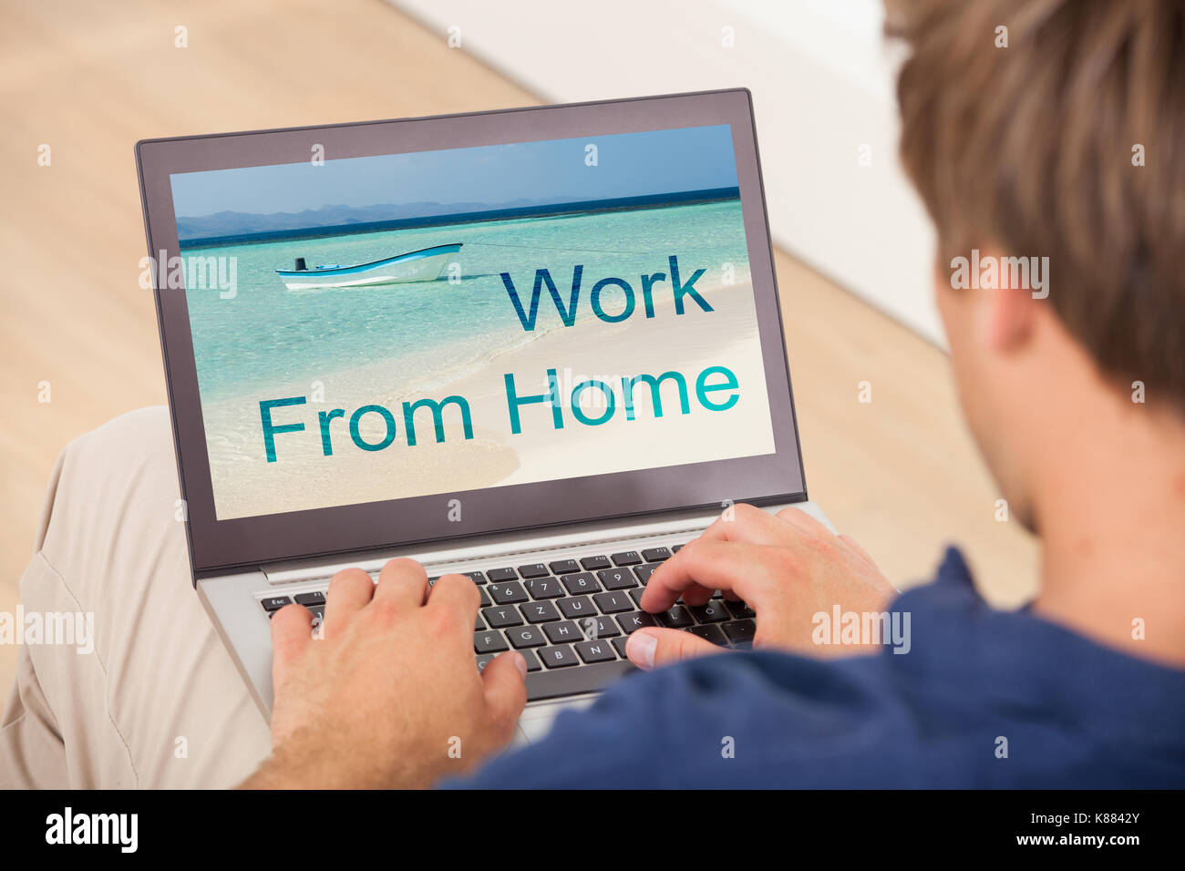 Close-up des jungen Mannes Arbeiten am Laptop zu Hause Stockfoto
