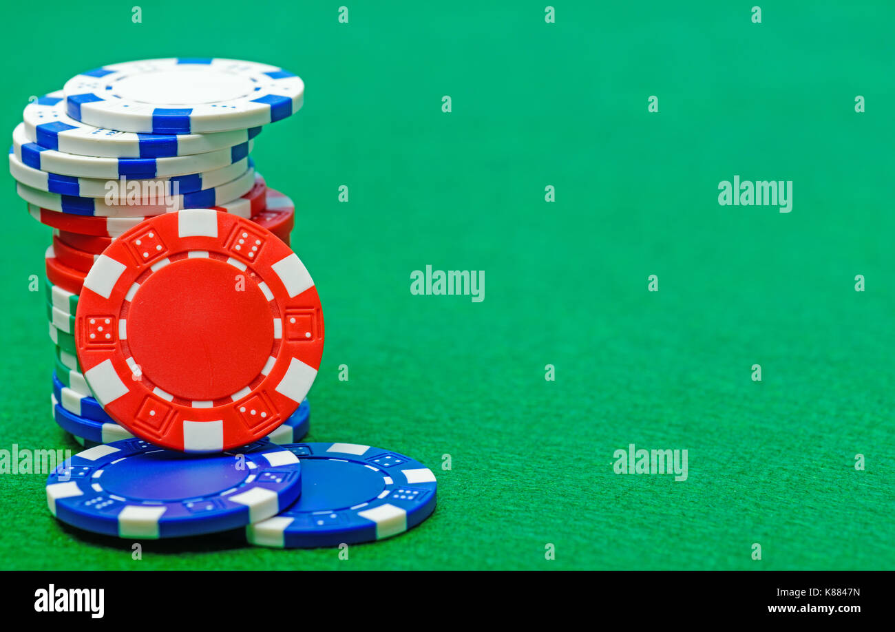 Casino Chips auf grünen Raum Hintergrund Stockfoto