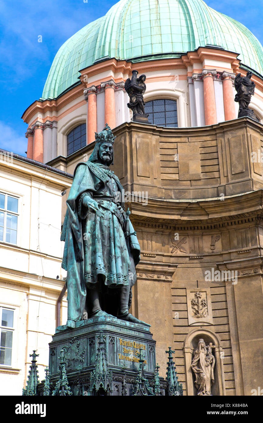 Statue von König Charles IV (Karolo Quarto) in der Nähe von Karlsbrücke in Prag Stockfoto