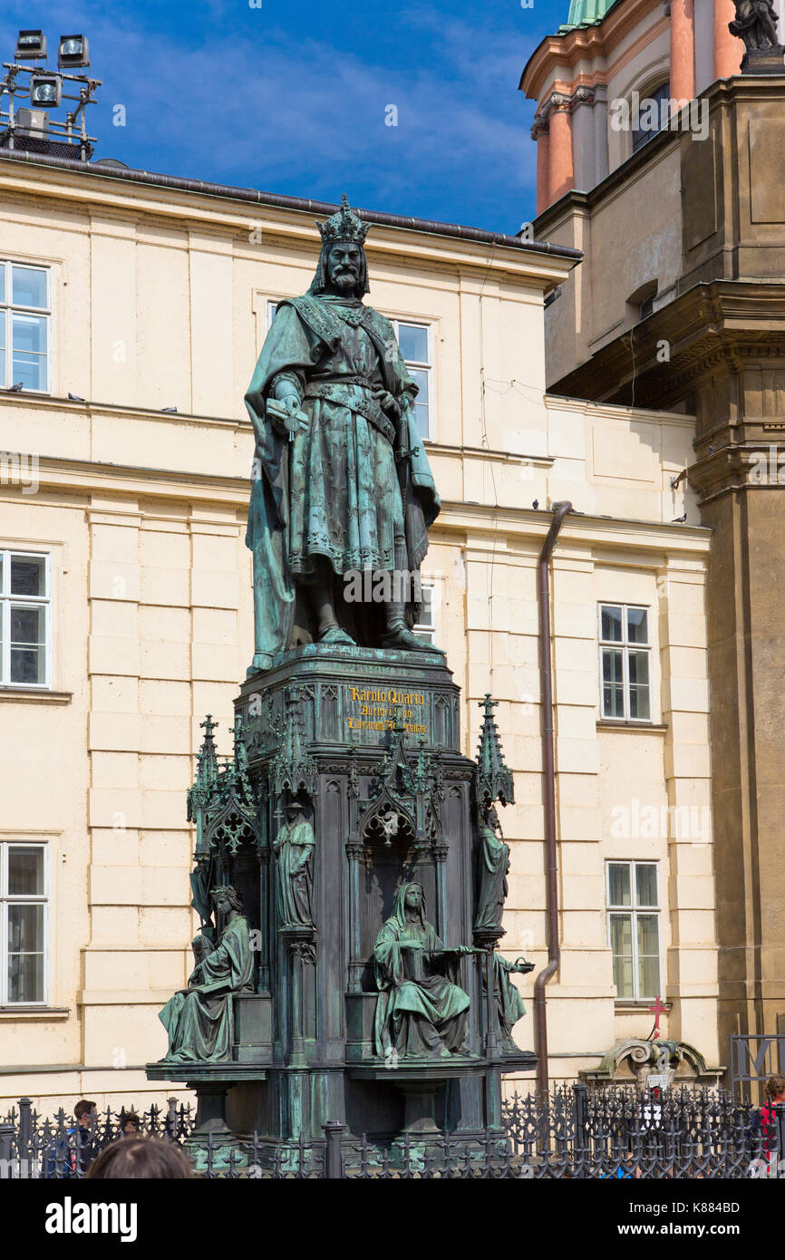 Statue von König Charles IV (Karolo Quarto) in der Nähe von Karlsbrücke in Prag Stockfoto