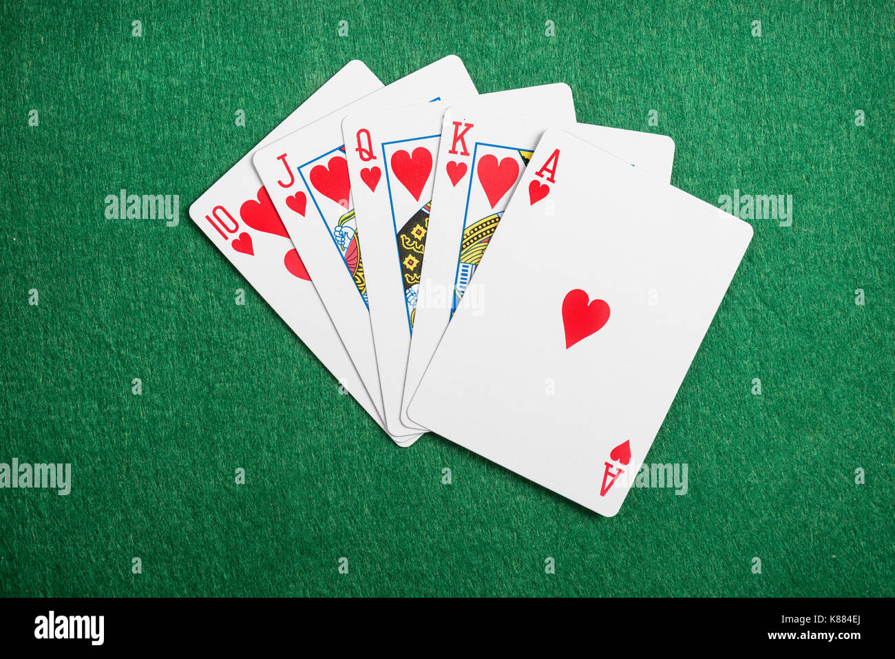 Karten bündig auf Green casino Schreibtisch Hintergrund Stockfoto