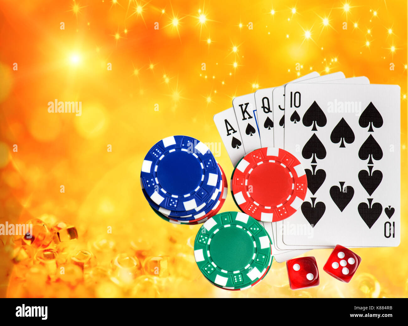 Kombination von Karten Flush poker casino auf goldenen Funken Hintergrund Stockfoto