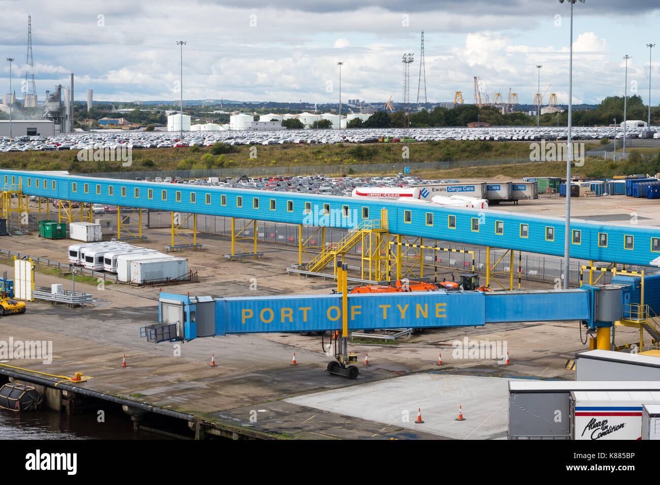 Der Hafen von Tyne International Passenger Terminal mit Reihen von importierten VW-Autos im Hintergrund. North Shields, England, UK Stockfoto