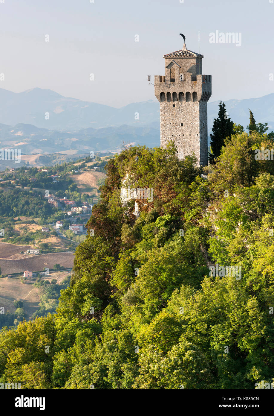 Montale Tower, einem der drei mittelalterlichen Türme auf dem Gipfel des Mount Titan (Monte Titano), San Marino. Stockfoto