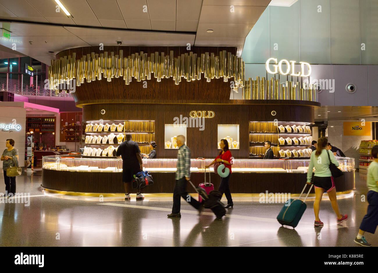 Shop Verkauf von Gold, Terminal Innenraum, Hamad International Airport, Doha, Qatar, Naher Osten Stockfoto