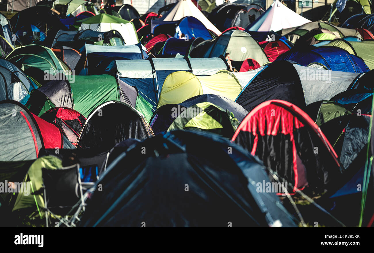 Zelte auf Gras verpackt eng zusammen, warf in der Nähe zusammen an einer im Music Festival im Sommer. Eine gepackte camping Feld. Stockfoto