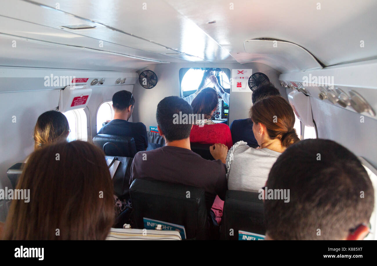 Fluggäste fliegen in das Innere der DHC-6 Twin Otter 300/400 Wasserflugzeug oder Wasserflugzeug, Trans Maldivian Airways, Malediven, Asien Stockfoto