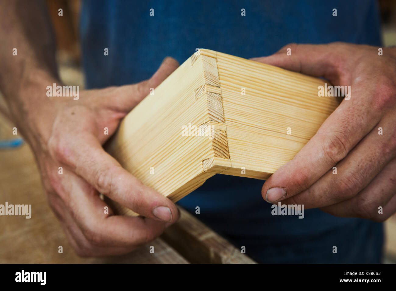 In der Nähe von Personen, die ein Boot-Workshop in der Builder, gemeinsam zwei Stücke Holz. Stockfoto