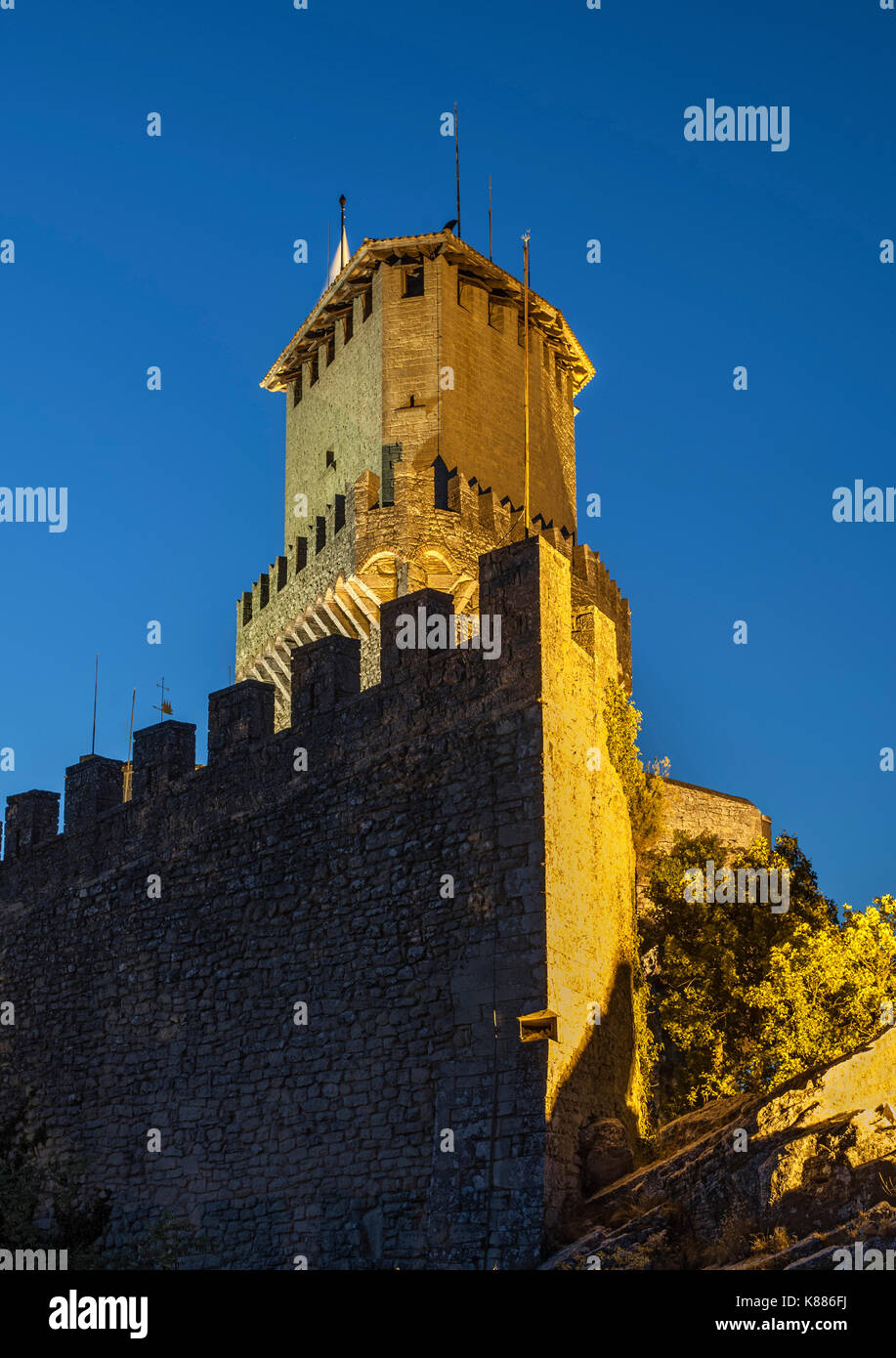 Nacht Blick auf den Turm des Guaita Festung auf dem Berg Titan (Monte Titano), San Marino. Stockfoto
