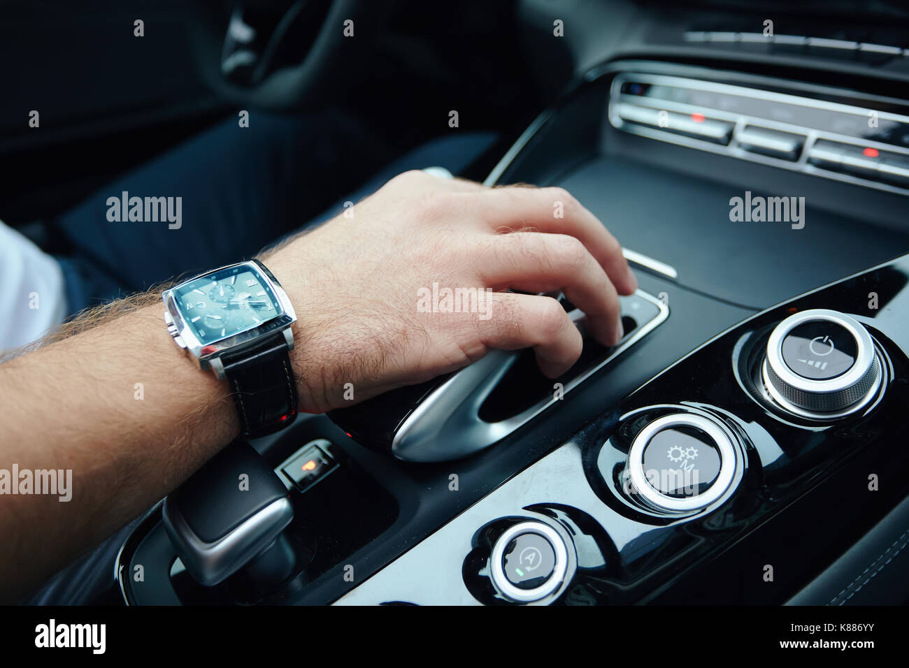 Hand Auf Automatische Gangschaltung Mann Hand Schalten Eine Automatische Auto Stockfotografie Alamy
