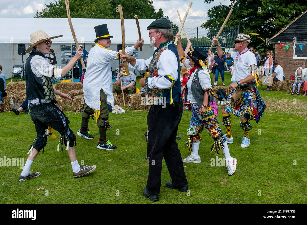 Morris Tänzerinnen bei der jährlichen Hartfield Dorffest, Hartfield, East Sussex, Großbritannien Stockfoto