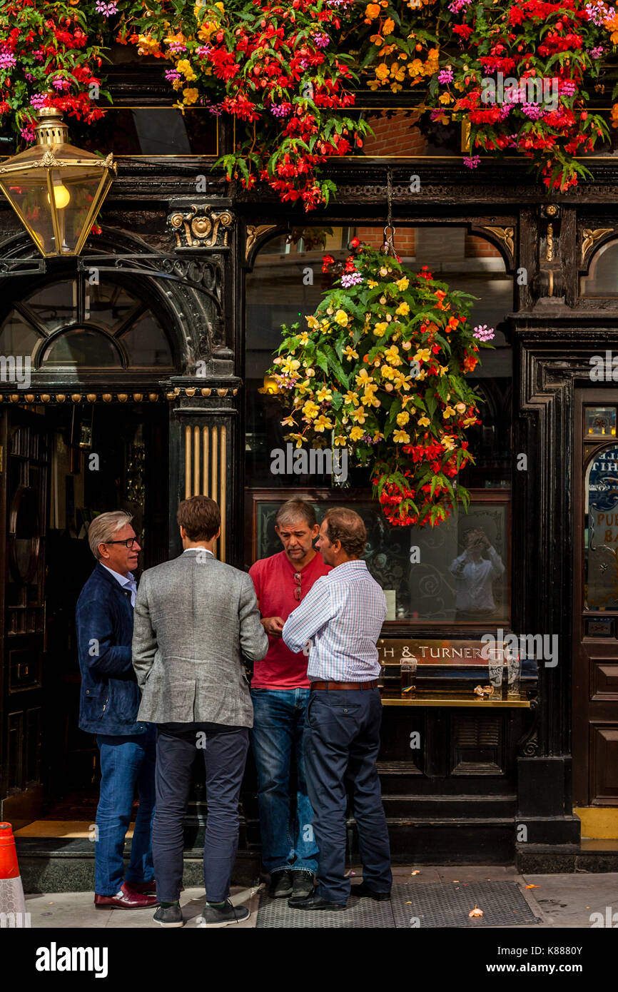 Londoners genießen ein Mittagessen Zeit Trinken außerhalb des Red Lion Pub aus Jermyn Street, St James's, London, UK Stockfoto