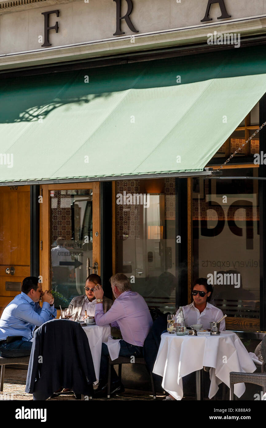 Eine Gruppe von gut gekleideten Männer draußen sitzen Franco's Restaurant, Jermyn Street, Mayfair, London, Großbritannien Stockfoto