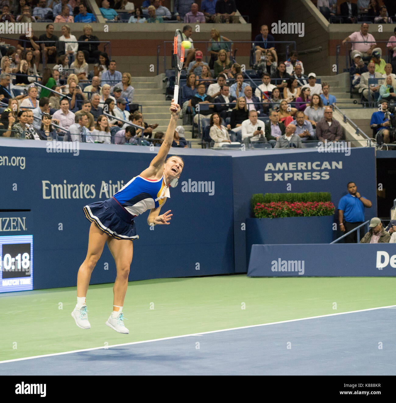 New York, NY, USA - 28. August 2017: Simona Halep Rumäniens dient bei uns Offene Meisterschaften Tag Match gegen Maria Sharapova von Rußland zu Billie Jean King Tennis Center Stockfoto