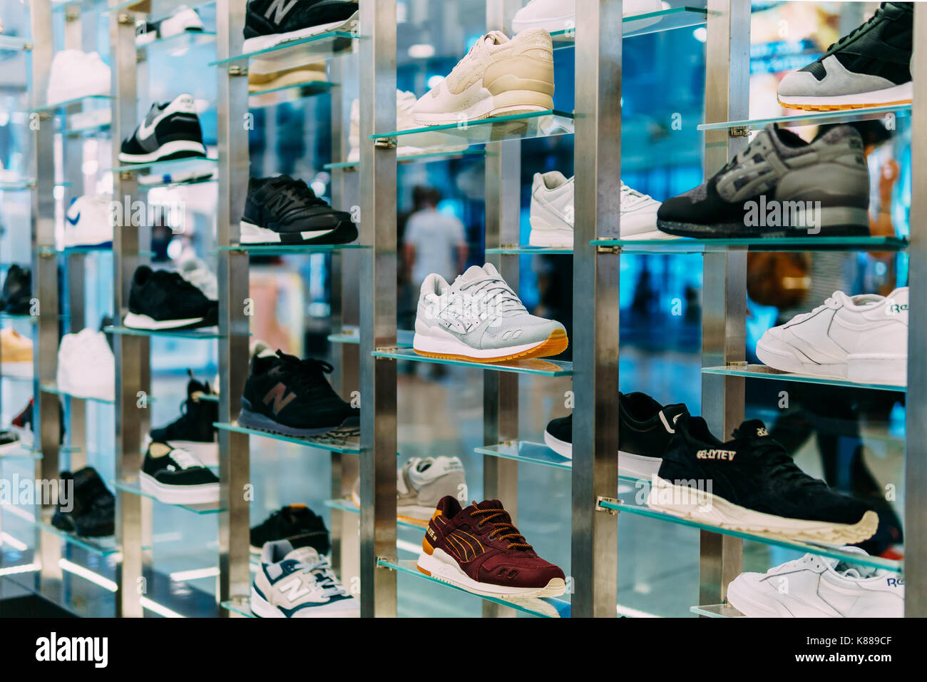 Lissabon, Portugal - 10. AUGUST 2017: Laufen und beiläufige Schuhe zum Verkauf in Mode Schuhgeschäft. Stockfoto