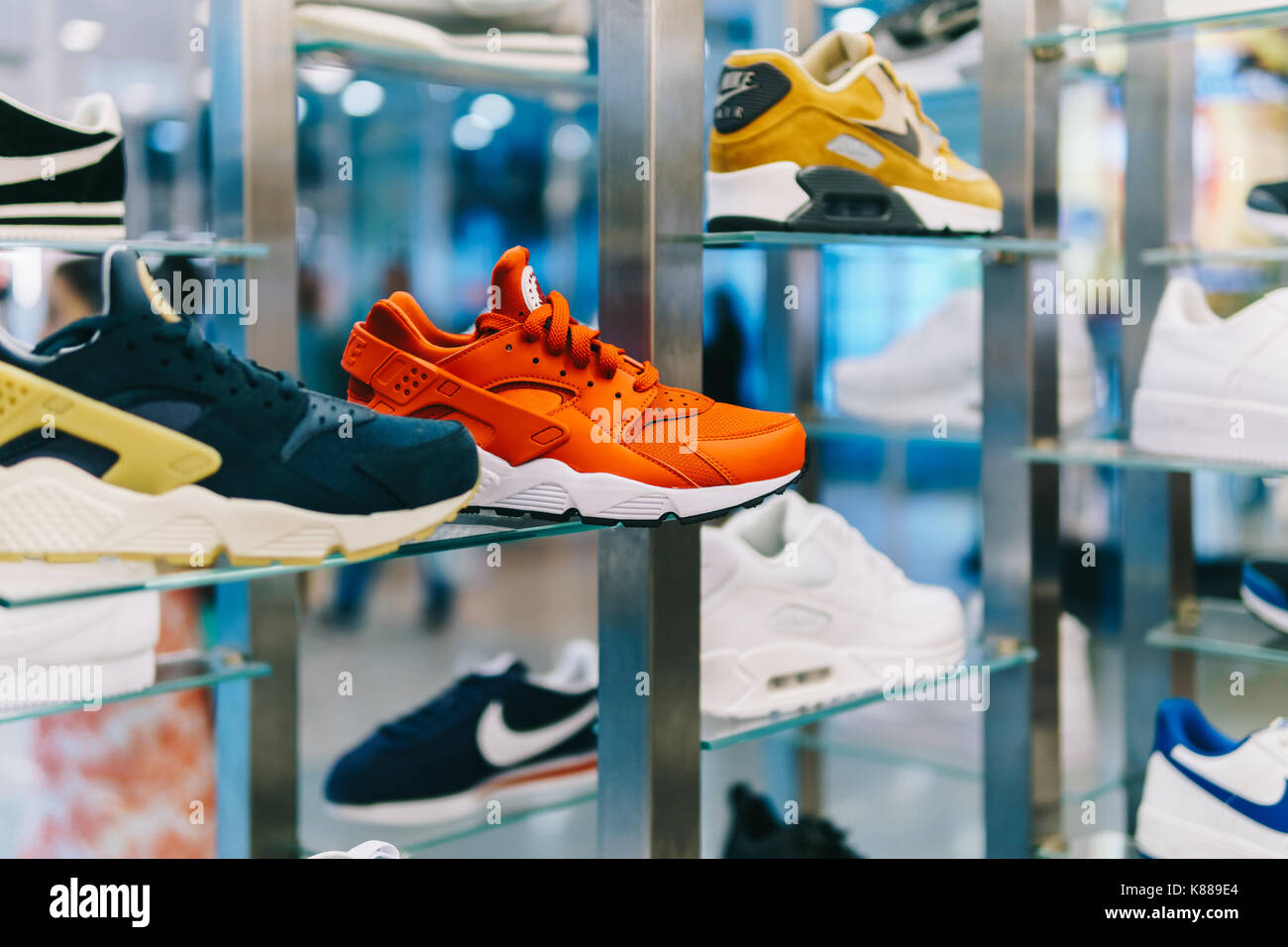 Lissabon, Portugal - 10. AUGUST 2017: Laufen und beiläufige Schuhe zum Verkauf in Mode Schuhgeschäft. Stockfoto