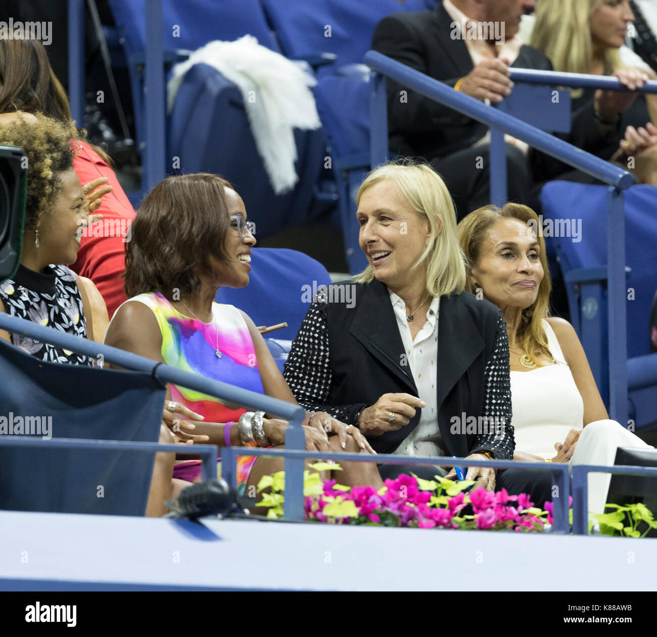 New York, NY, USA - 28. August 2017: Gayle König, Martina Navratilova besuchen Sie uns offene Meisterschaften Tag 1 an Billie Jean King Tennis Center Stockfoto