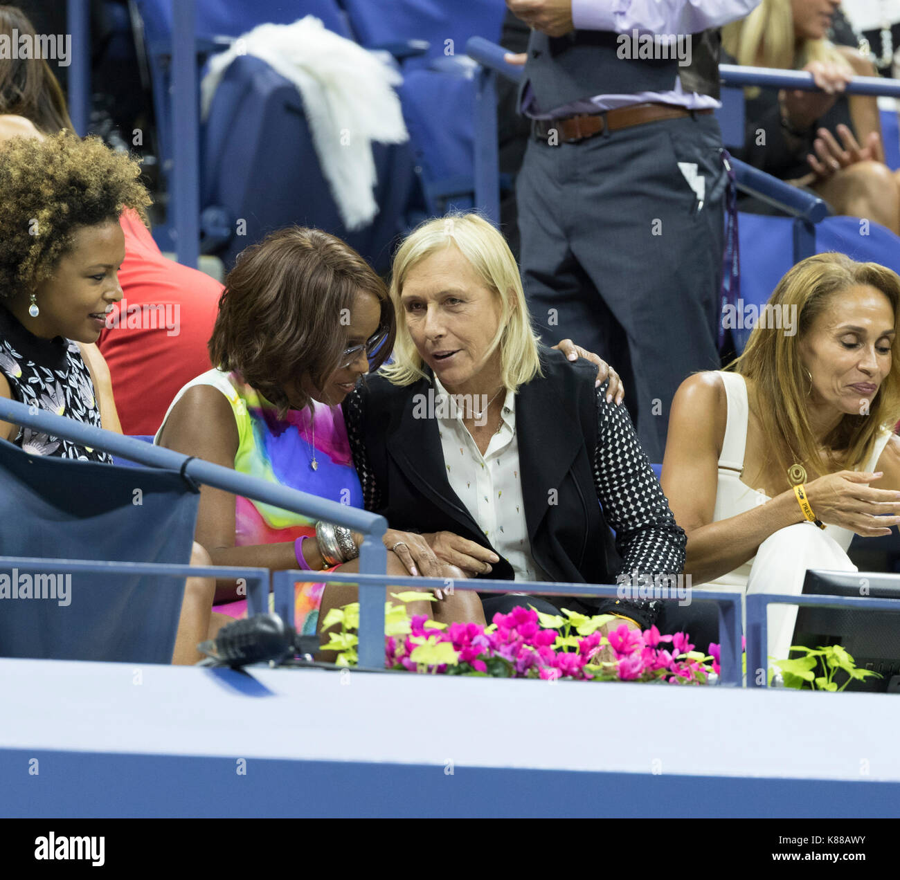 New York, NY, USA - 28. August 2017: Gayle König, Martina Navratilova besuchen Sie uns offene Meisterschaften Tag 1 an Billie Jean King Tennis Center Stockfoto