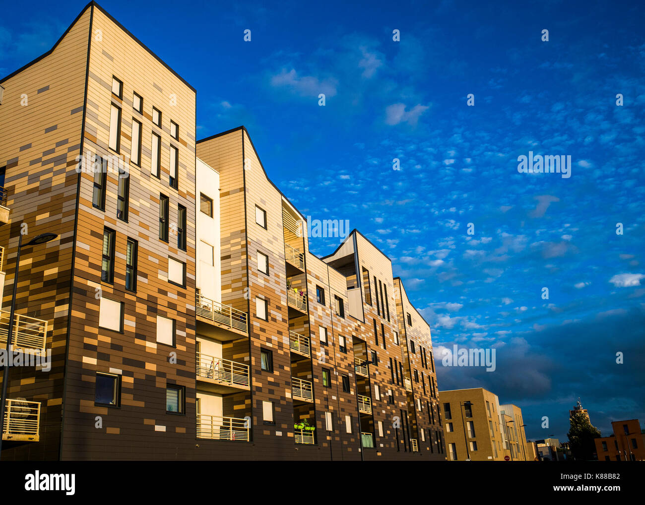 Moderner Wohnblock im Hafen von Dünkirchen bei Sonnenuntergang Stockfoto