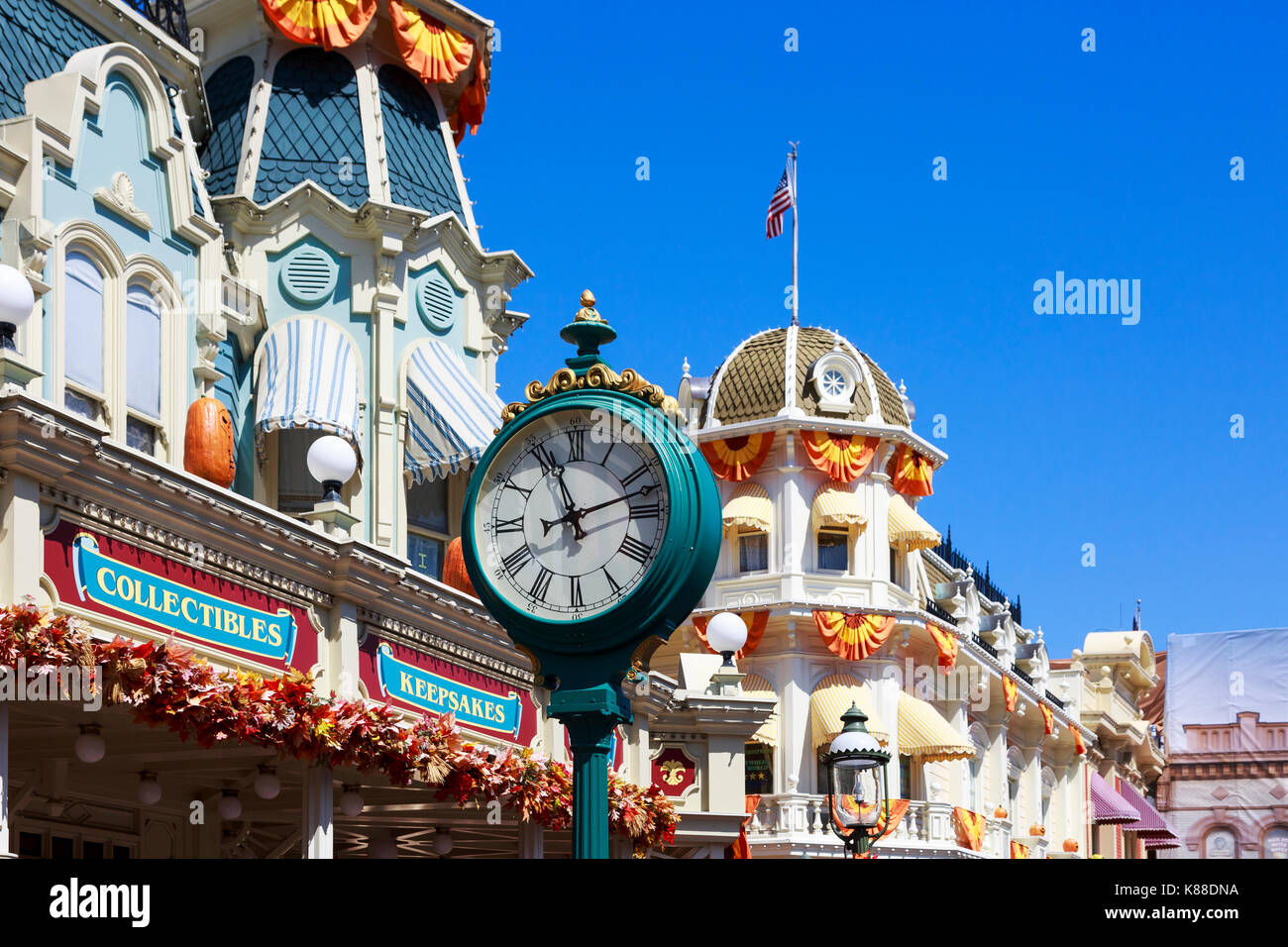 Uhr und Gebäude Details am Walt Disney Magic Kingdom Theme Park in Orlando Florida USA Stockfoto