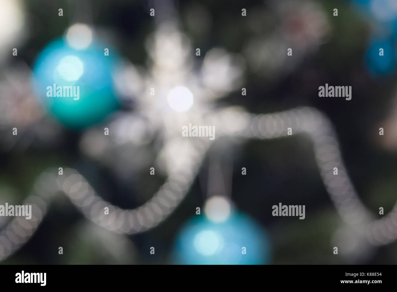 viele schöne Dekorationen auf dem Weihnachtsbaum Stockfoto