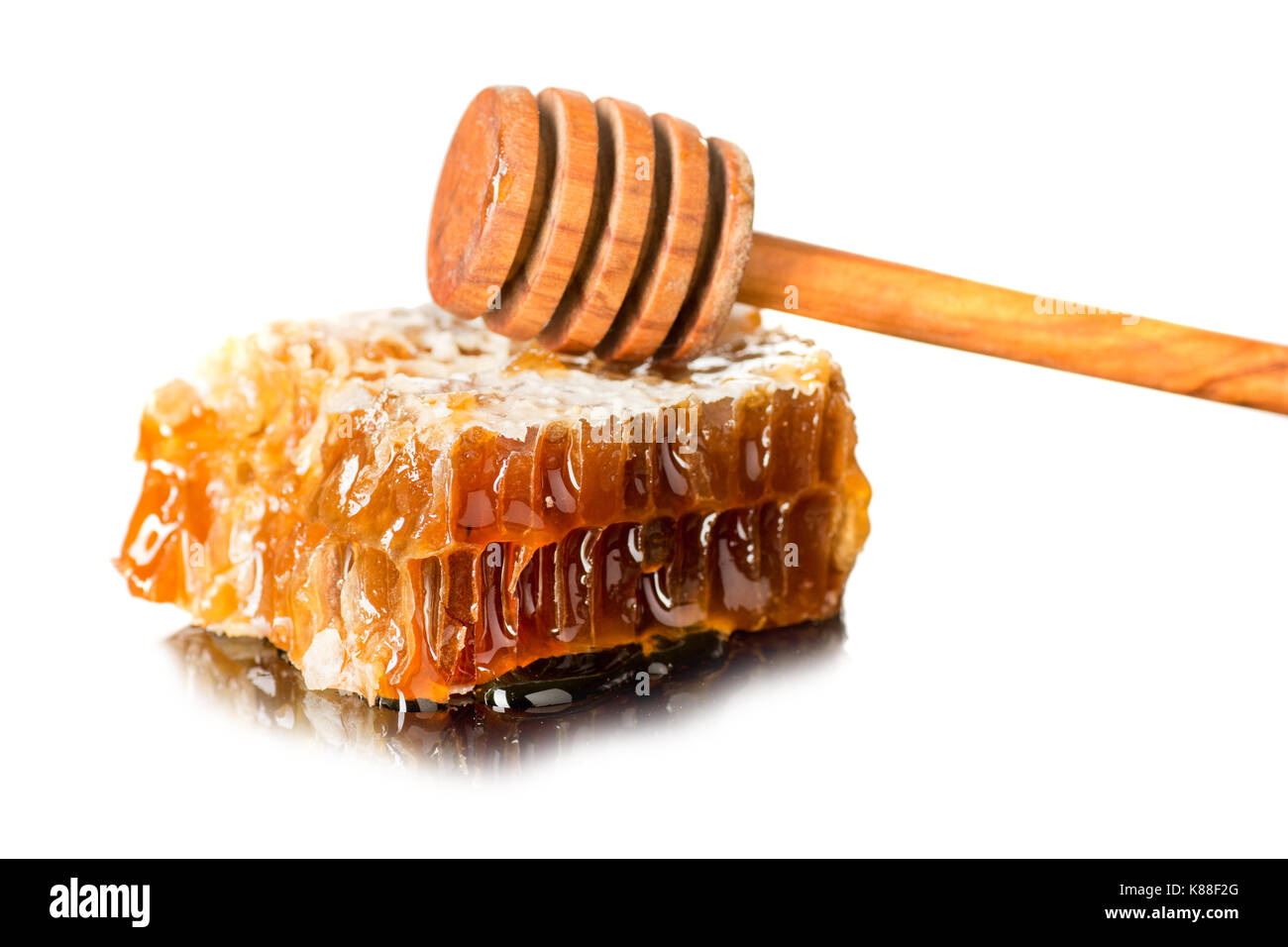 Honeycomb schließen bis auf den weißen Hintergrund isoliert. Stockfoto