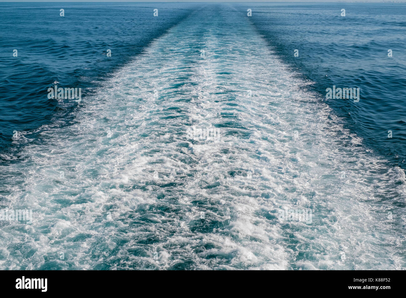 Wake im Tyrrhenischen Meer von Kreuzfahrtschiff gemacht Stockfoto