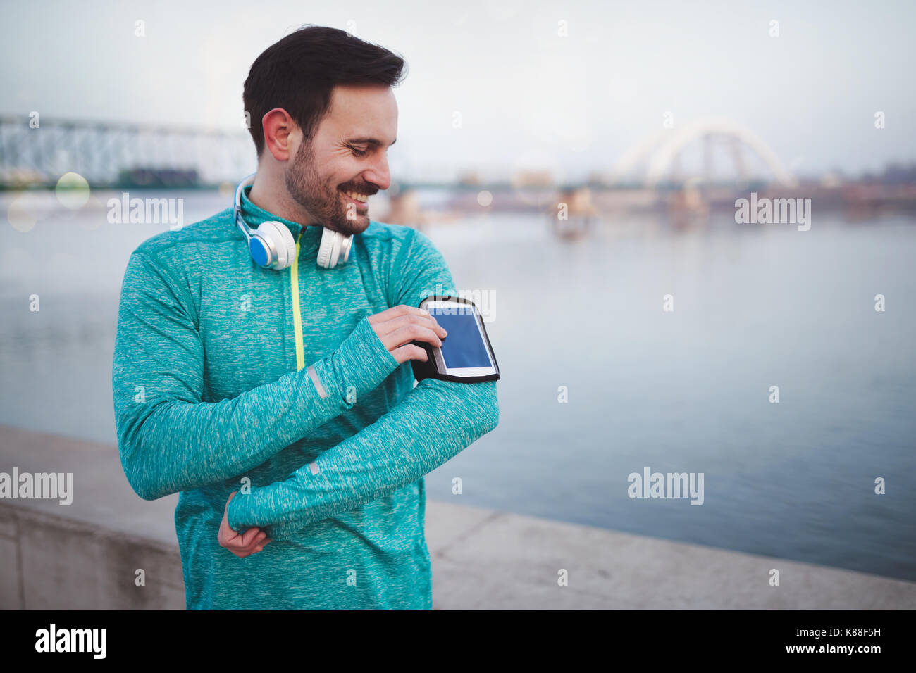 Stattliche jogger Musik hören Stockfoto