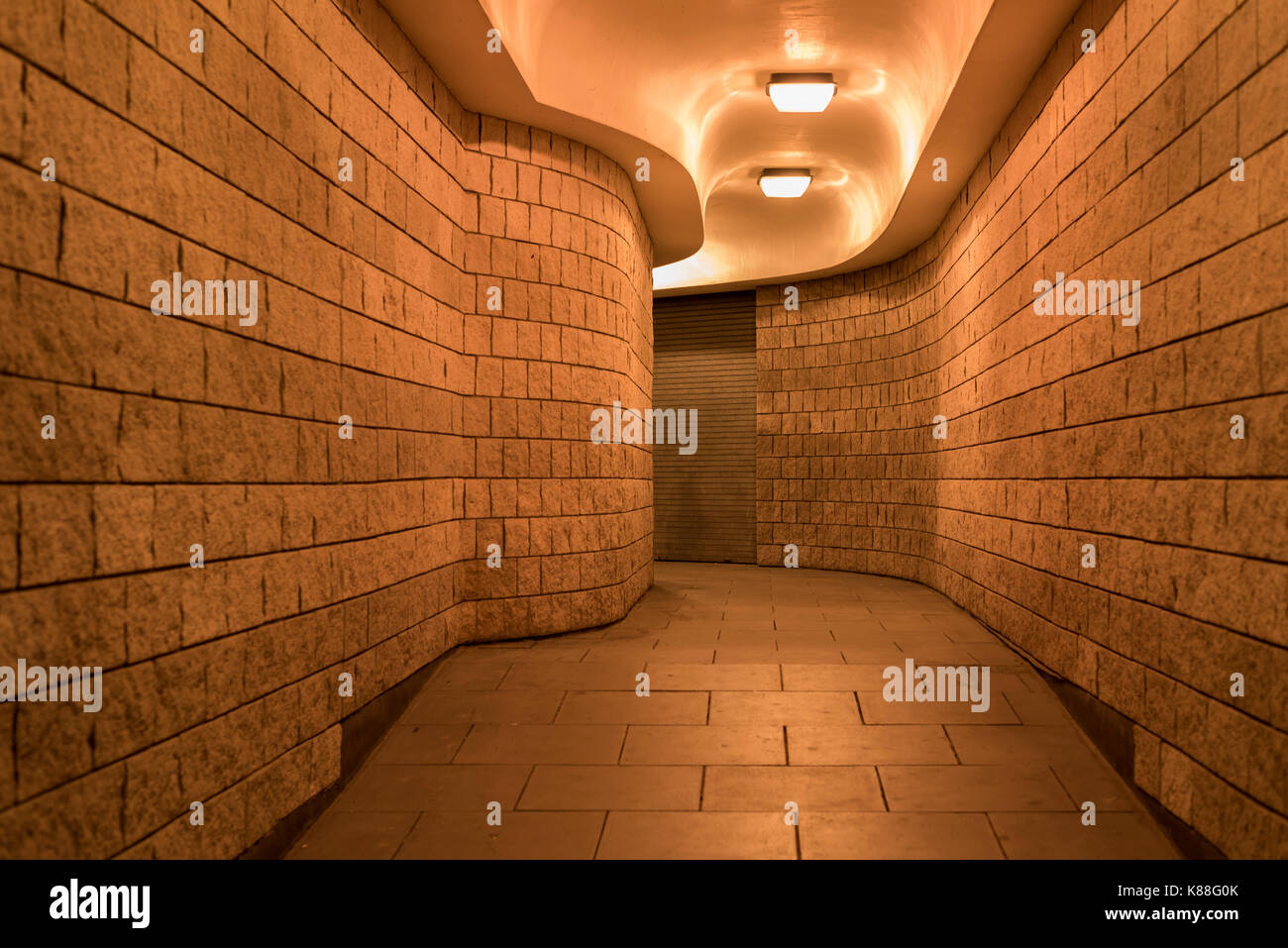 Eine gewundene Fußgängertunnel (U-Bahn) in der City von London, in der Nacht Stockfoto