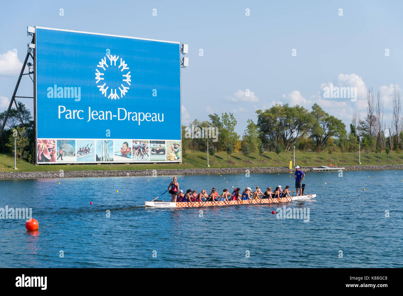 Montreal, CA - 17. September 2017: H2O Drachenboot Team Training in Montreal olympischen Becken Stockfoto