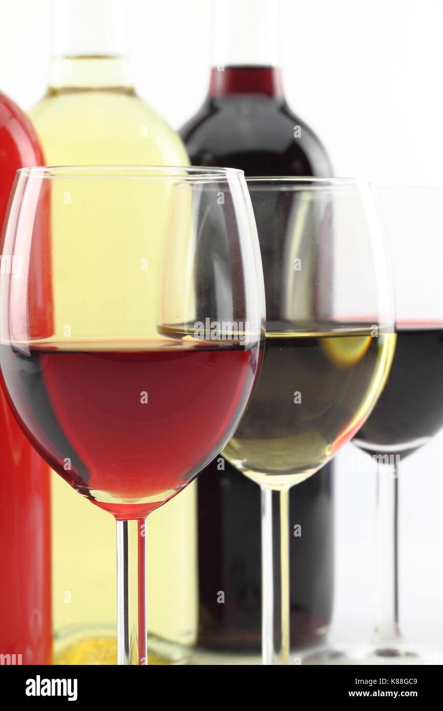 Drei Farben von Wein in Flaschen und Gläser Stockfoto