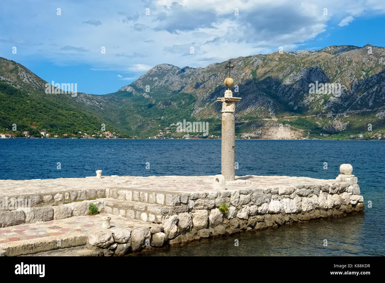 Montenegro, Perast, Steinsäule auf der künstlichen Insel Unserer Lieben Frau von den Felsen, steht an der Stelle, wo der Ikone der Gottesmutter wa Stockfoto