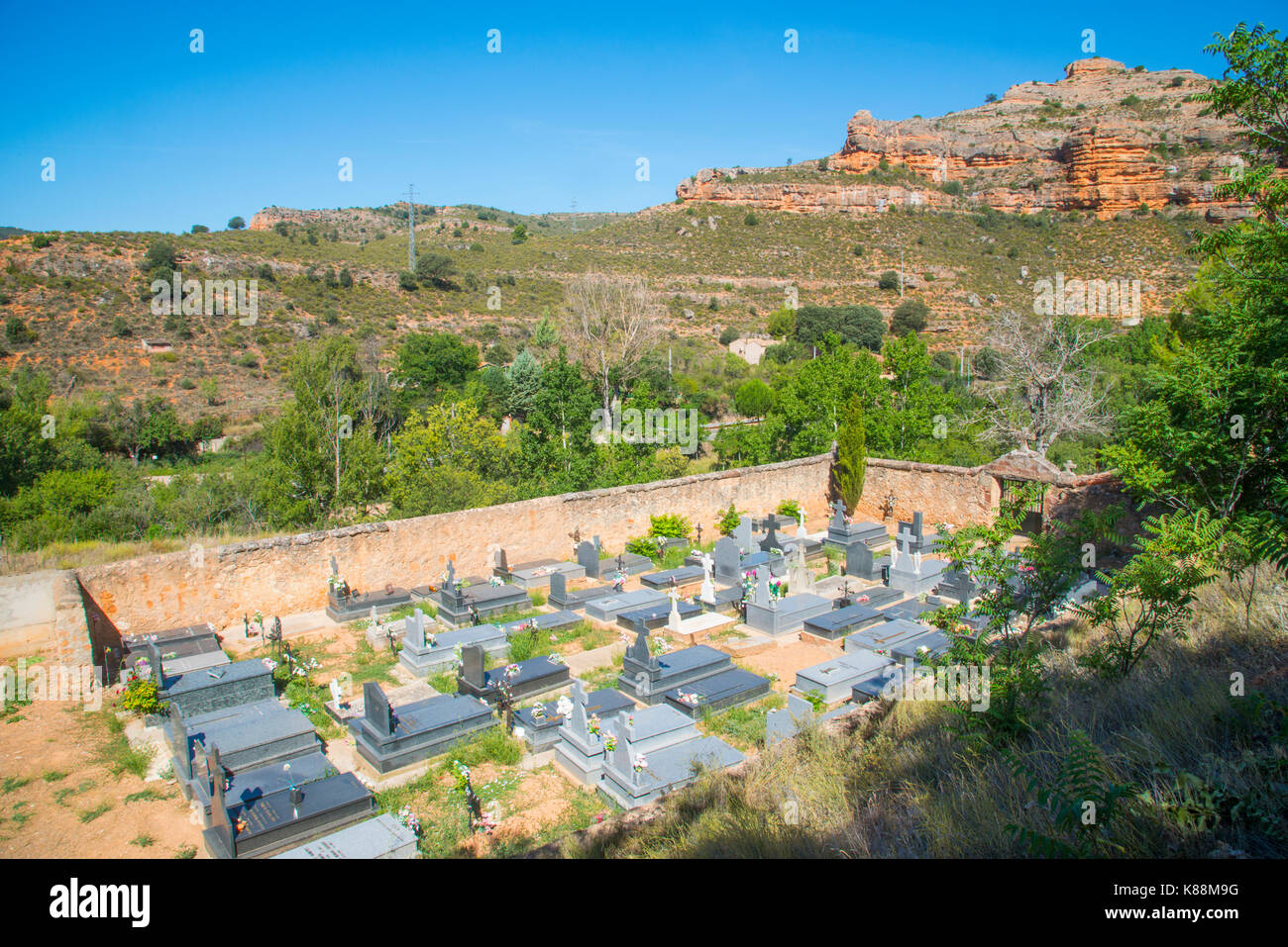 Friedhof und der Landschaft. Ariza, Provinz Soria, Castilla Leon, Spanien. Stockfoto