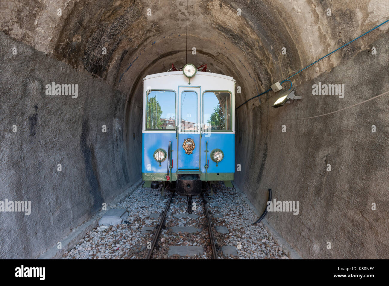 Waggon und Tunnel der Borge und Montale Eisenbahn in San Marino wiederhergestellt. Stockfoto