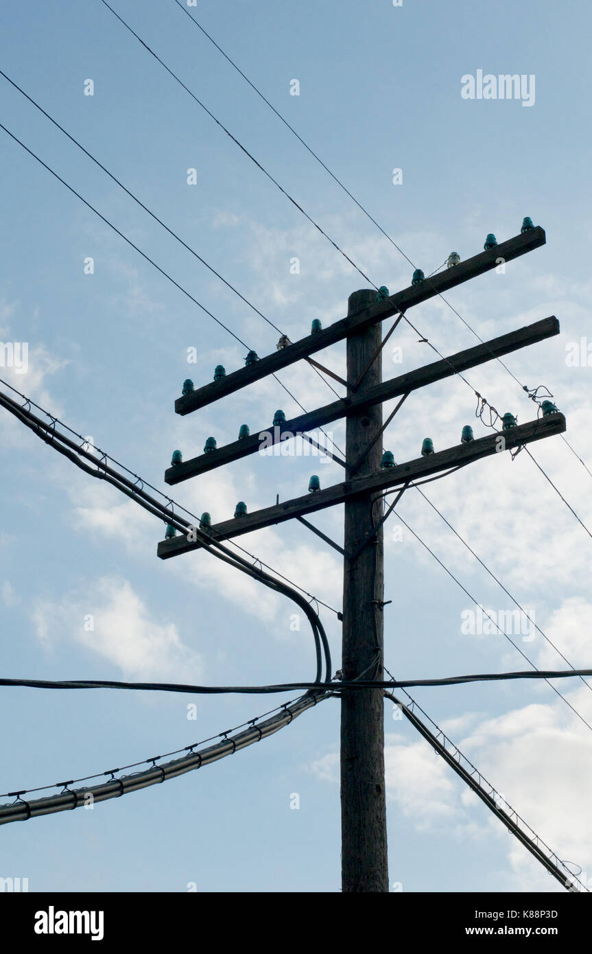 Telegraphenmast vor blauem Himmel in Geneva, Illinois, USA Stockfoto