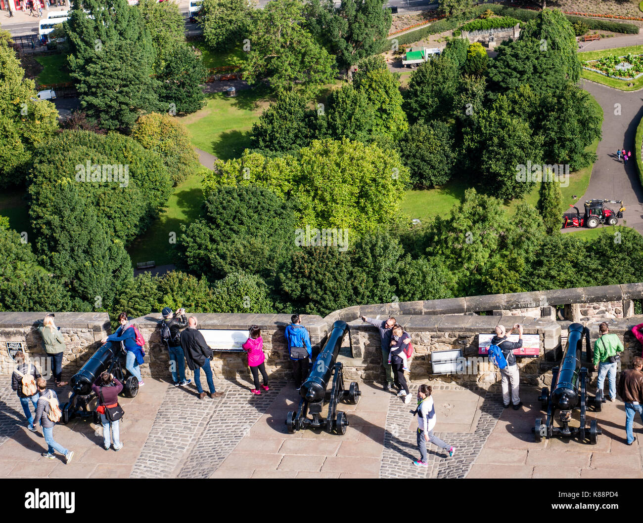 Touristen an den Zinnen der Burg von Edinburgh, mit Blick auf die Princess Street Gardens und, Edinburgh, Schottland Stockfoto