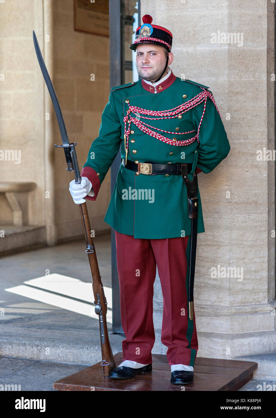 Uniformierte Wache vor dem Palazzo Pubblico (Palast), San Marino. Stockfoto