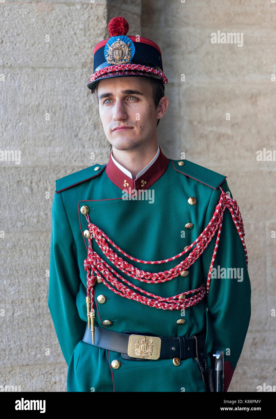 Uniformierte Wache vor dem Palazzo Pubblico (Palast), San Marino. Stockfoto