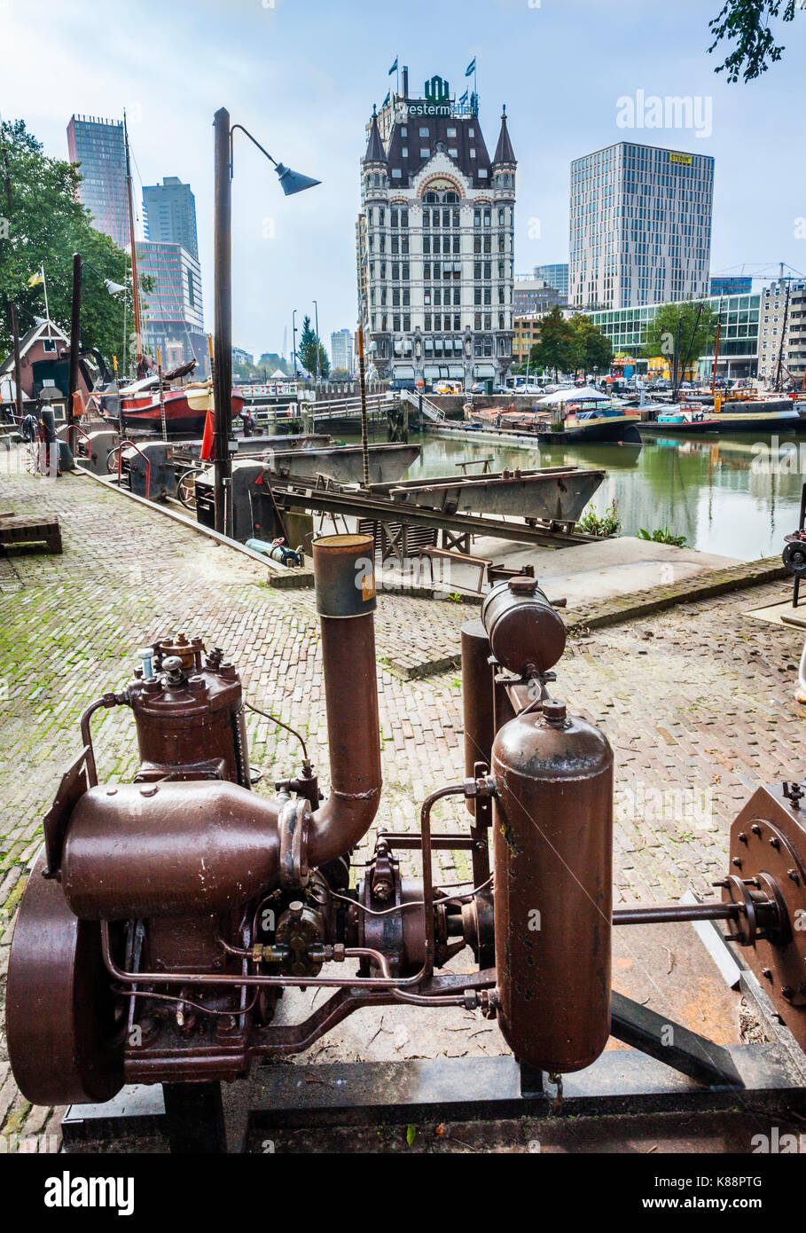 Niederlande, Südholland, Rotterdam, Maritime Museum, Hafen, Oudehaven Scheepsshelling Koningspoort historische Werft, im Hintergrund der Kunst N Stockfoto
