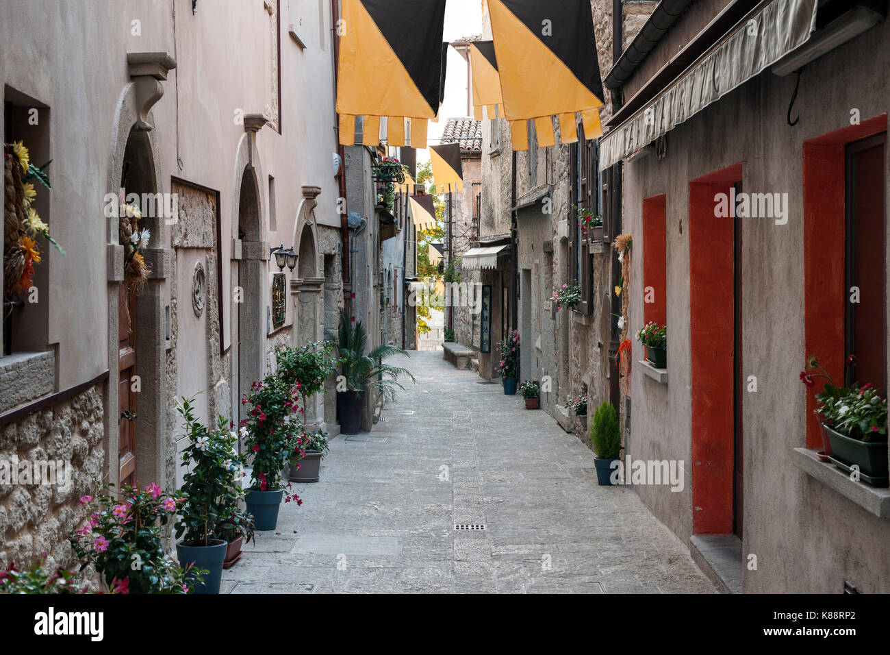 Die Fußgängerzonen der Altstadt von San Marino schmal. Stockfoto