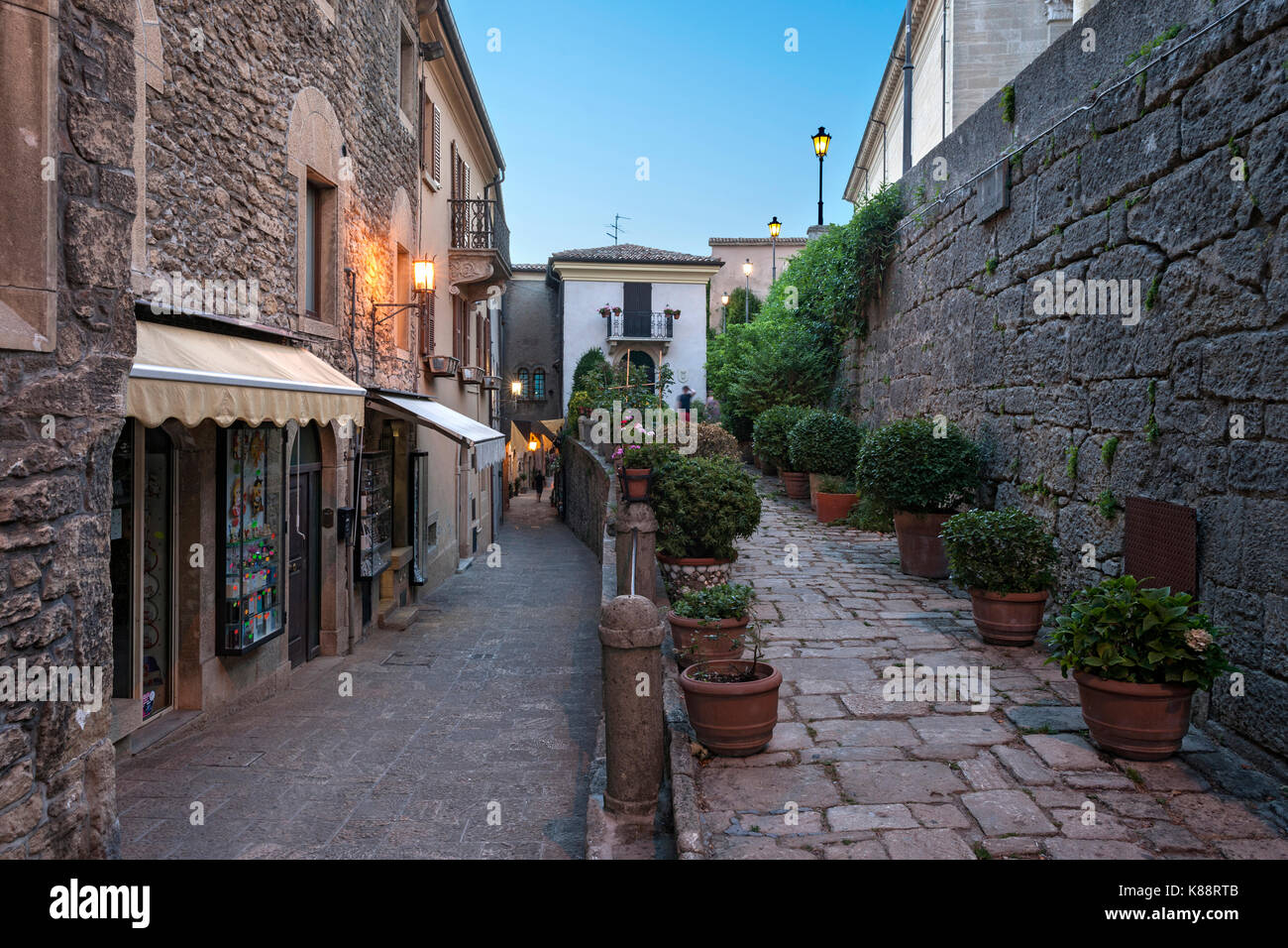 Die Fußgängerzonen der Altstadt von San Marino schmal. Stockfoto