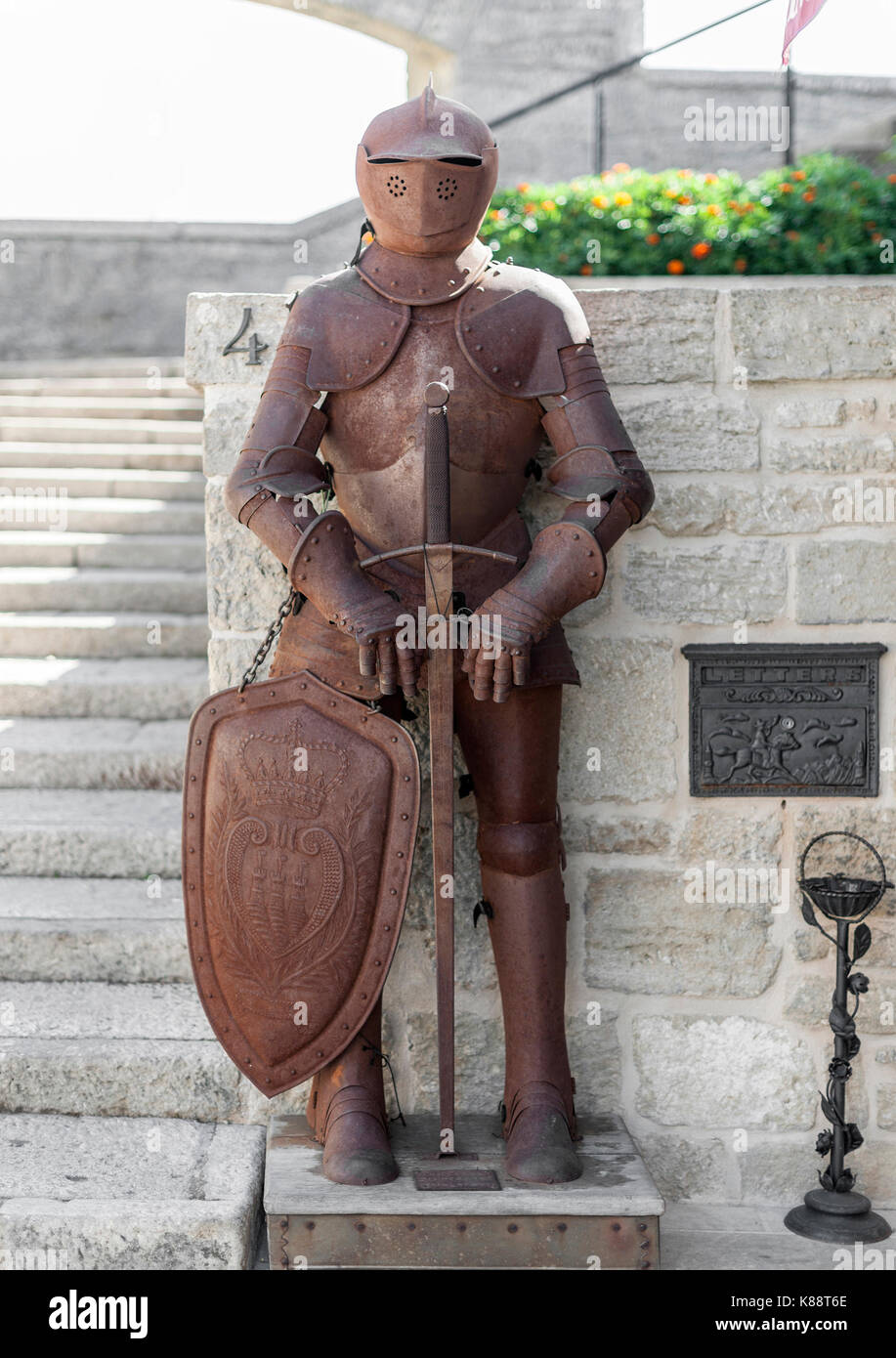 Mittelalterliche Rüstung auf Anzeige in der historischen Altstadt von San Marino. Stockfoto