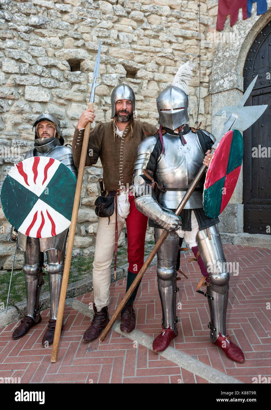 San Marinis gekleidet und in historischen Kostümen während der jährlichen mittelalterlichen Tage Festival in San Marino statt. Stockfoto