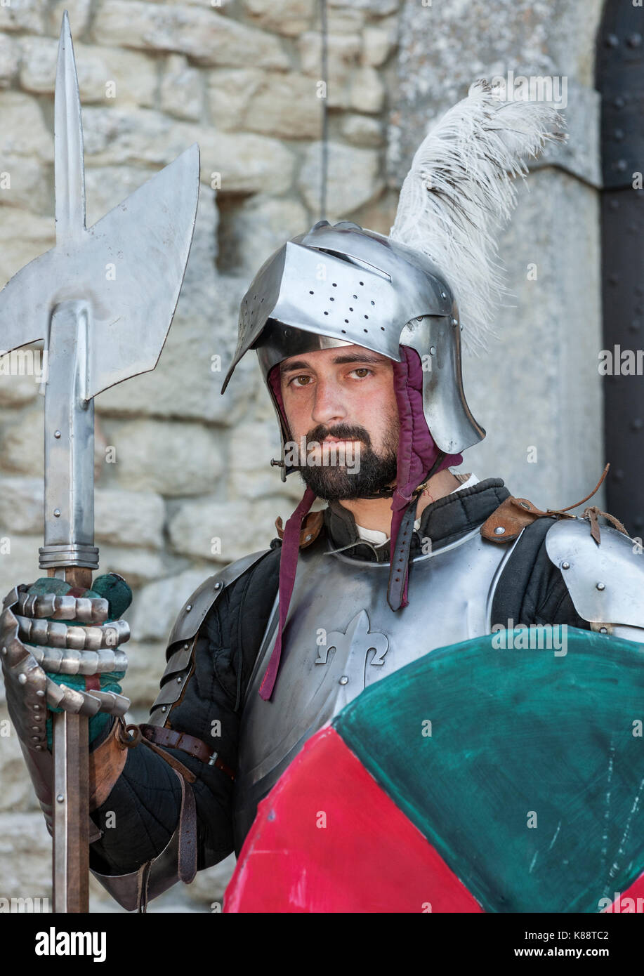 San Marini Mann in einer Rüstung für die jährlichen mittelalterlichen Tage Festival in der Altstadt von San Marino Die Republik San Marino statt gekleidet. Stockfoto