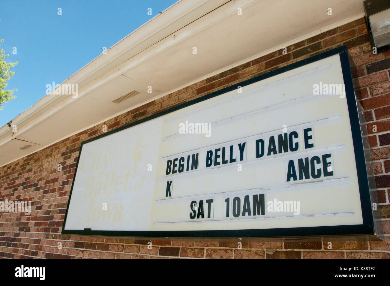 Straße Zeichen gegen ein Gebäude in Iowa City, Iowa, USA Stockfoto