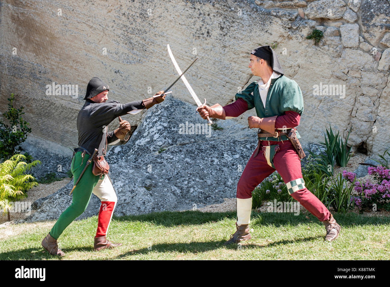 Mock Schwertkampf während der jährlichen mittelalterlichen Tage Festival in der Altstadt von San Marino Die Republik San Marino statt. Stockfoto