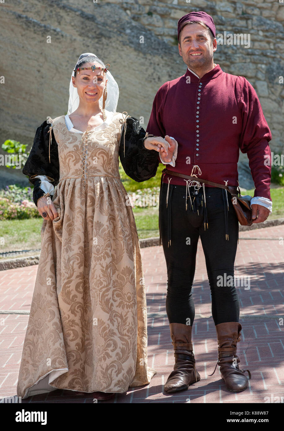 San Marini Paar gekleidet in historischen Kostümen für die jährlichen mittelalterlichen Tage Festival in der Altstadt von San Marino Die Republik San Marino statt. Stockfoto