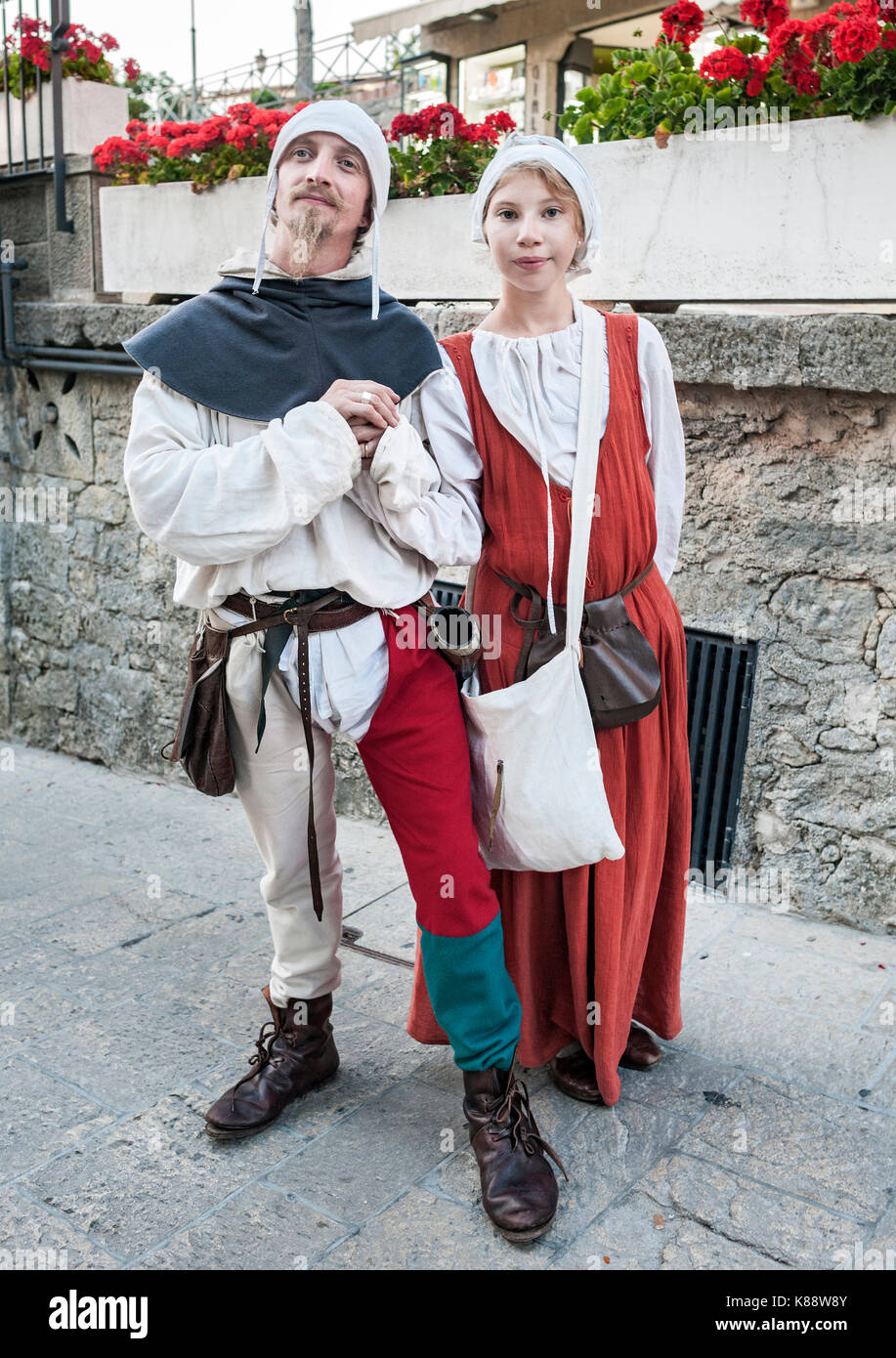 San Marini Paar gekleidet in historischen Kostümen für die jährlichen mittelalterlichen Tage Festival in der Altstadt von San Marino Die Republik San Marino statt. Stockfoto