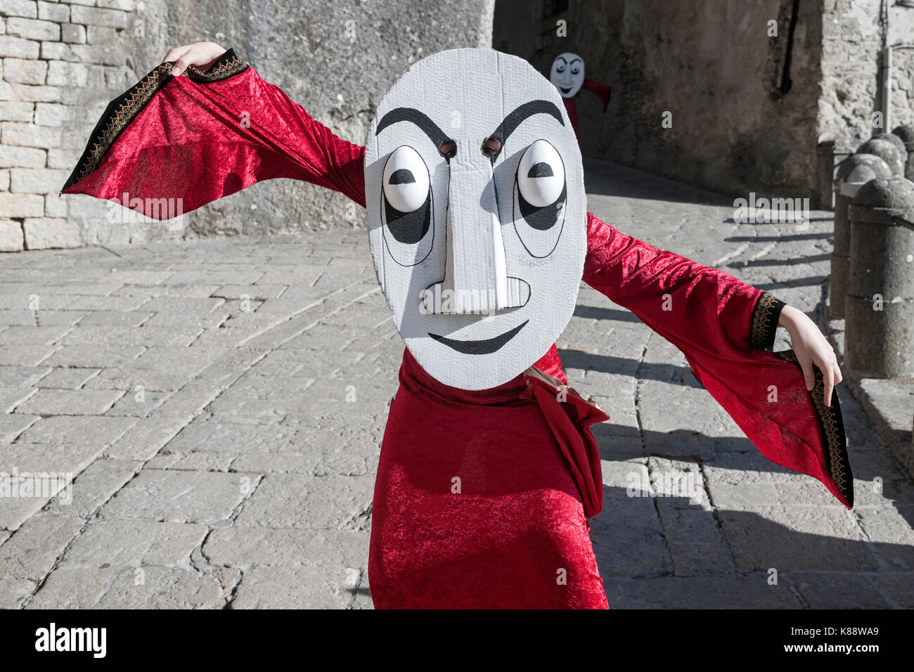 San Marinis gekleidet und Durchführung im Zeitraum Outfits während der jährlichen mittelalterlichen Tage Festival in San Marino statt. Stockfoto